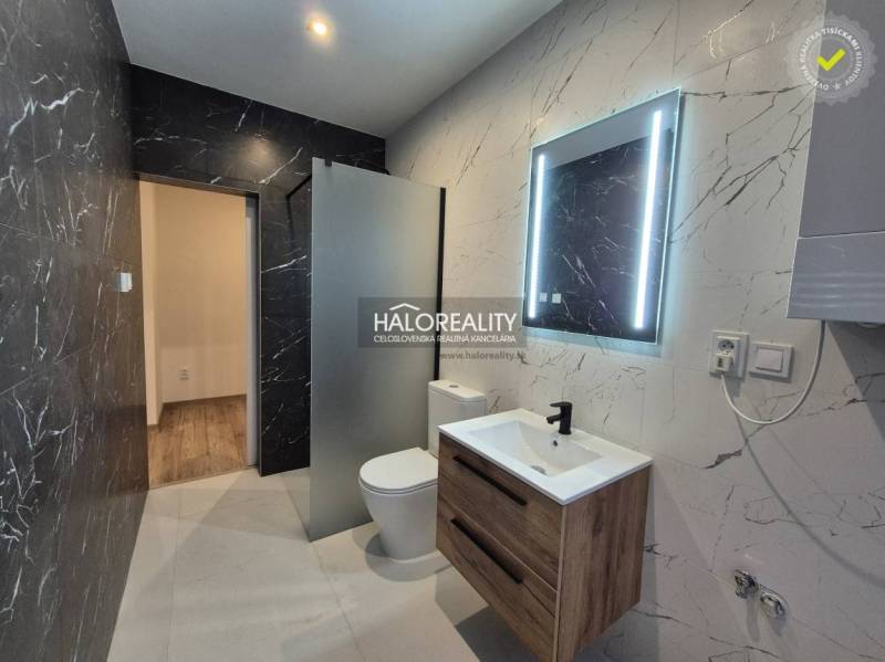 REZERVOVANÉ - Predaj, dvojizbový byt Lučenec - EXKLU... - Kúpeľňa v 2-izbovom byte s čiernym mramorom a podlahou s dreveným dekorom.
