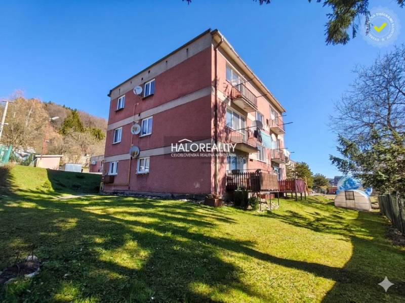 Predaj, trojizbový byt Štiavnické Bane, pri jazere  ... - Bytový dom s 3-izbovým bytom v Štiavnických Baniach obklopený zeleným trávnikom.