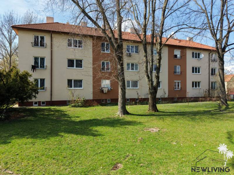 EXKLUZIVNE - nadštandardný 3i byt, Vajanského 27, Piešťany - Bytový dom na Vajanského ulici v Piešťanoch obklopený trávou a stromami.
