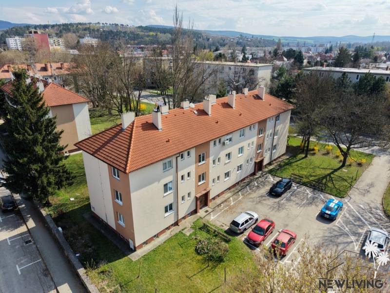 EXKLUZIVNE - nadštandardný 3i byt, Vajanského 27, Piešťany - Pohľad na sídlisko z Vajanského ulice v Piešťanoch, blízko bytového domu.