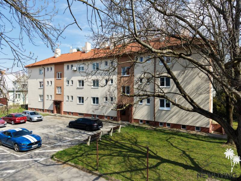EXKLUZIVNE - nadštandardný 3i byt, Vajanského 27, Piešťany - Bytový dom s parkoviskom a stromami na Vajanského ulici v Piešťanoch.