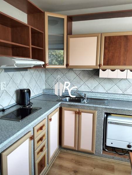 Prenájom 1-izbového bytu s energiami, Martin - Jahodníky - Kuchyňa v 1-izbovom byte s kuchynskou linkou a podlahou s dreveným dekorom.