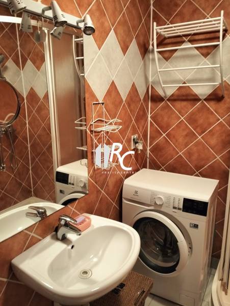 Prenájom 1-izbového bytu s energiami, Martin - Jahodníky - Kúpeľňa s práčkou, umývadlom a kachličkovanými stenami v 1-izbovom byte.