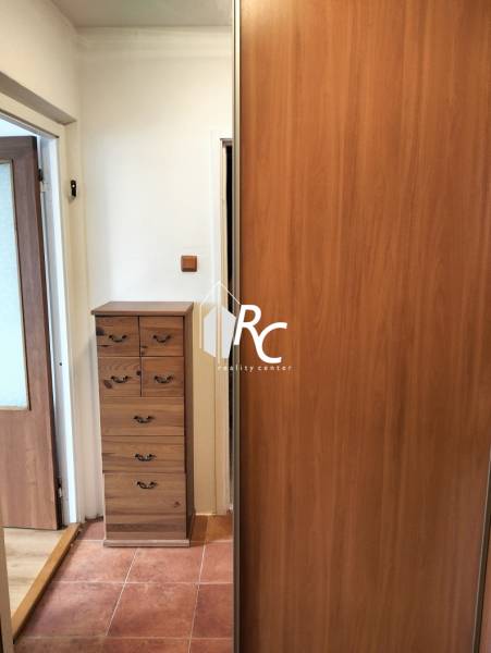 Prenájom 1-izbového bytu s energiami, Martin - Jahodníky - Vstupná chodba 1-izbového bytu s úložným priestorom a dlažbou.