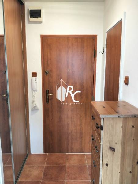 Prenájom 1-izbového bytu s energiami, Martin - Jahodníky - Vstupný priestor v 1-izbovom byte s komodou a zrkadlovou skriňou.