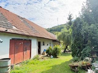 Rodinný dom (chalupa) na veľkom pozemku, Krúd - Bodovka - Dvor rodinného domu na Krivosúde-Bodovke s garážou a záhradou plnou vegetácie.
