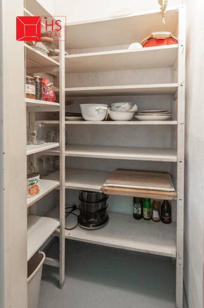 Predaj 3i bytu 84m2 - dva balkóny , Nábrežná v NZ - Špajza s regálmi a kuchynským riadom v 3-izbovom byte.