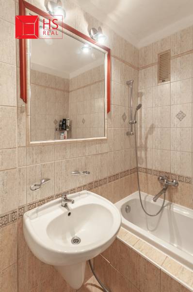 Predaj 3i bytu 84m2 - dva balkóny , Nábrežná v NZ - Kúpeľňa s vaňou, umývadlom a zrkadlom v 3-izbovom byte.