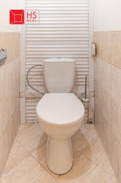 Predaj 3i bytu 84m2 - dva balkóny , Nábrežná v NZ - Toaleta s béžovými dlaždicami v 3-izbovom byte, v čistom a jednoduchom dizajne.