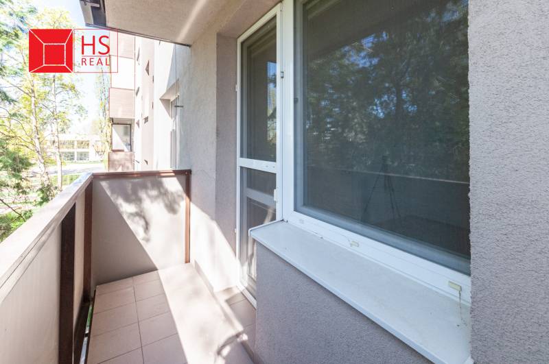 Predaj 3i bytu 84m2 - dva balkóny , Nábrežná v NZ - Balkón v 3-izbovom byte s výhľadom na zeleň v Nových Zámkoch, Nábrežnej ulici.