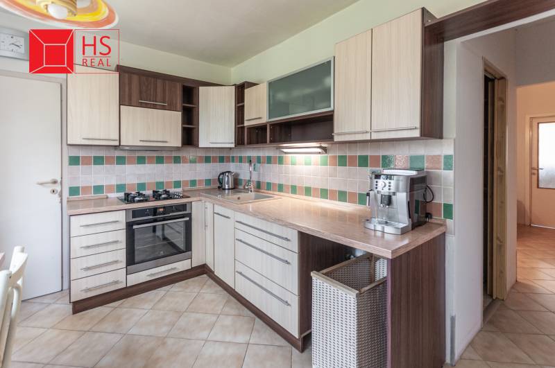 Predaj 3i bytu 84m2 - dva balkóny , Nábrežná v NZ - Kuchyňa v 3-izbovom byte s funkčnou linkou a dlaždicovým obkladom na stene.