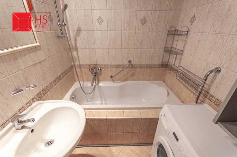 Predaj 3i bytu 84m2 - dva balkóny , Nábrežná v NZ - Kúpeľňa v 3-izbovom byte s obkladačkami, vaňou a pračkou.