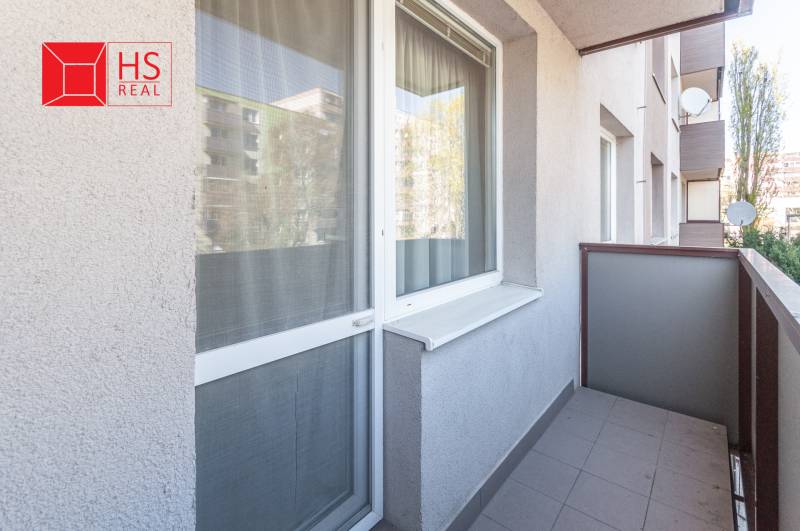 Predaj 3i bytu 84m2 - dva balkóny , Nábrežná v NZ - Balkón 3-izbového bytu na Nábrežnej ulici v Nových Zámkoch s výhľadom na okolie.