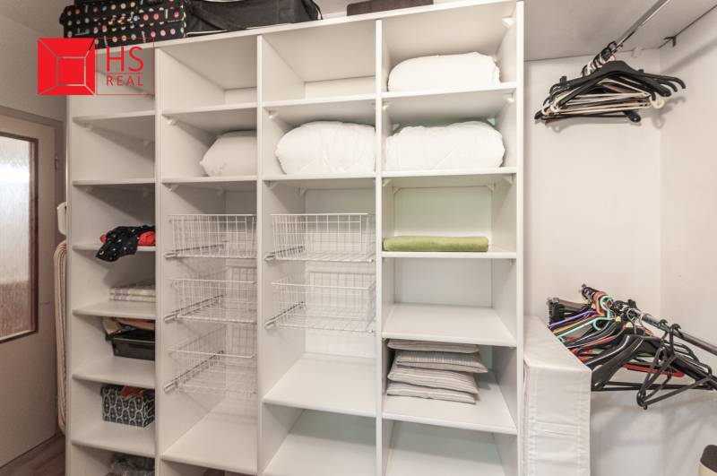 Predaj 3i bytu 84m2 - dva balkóny , Nábrežná v NZ - Úložný priestor s policami a vešiakmi v 3-izbovom byte s podlahou s dreveným dekorom.