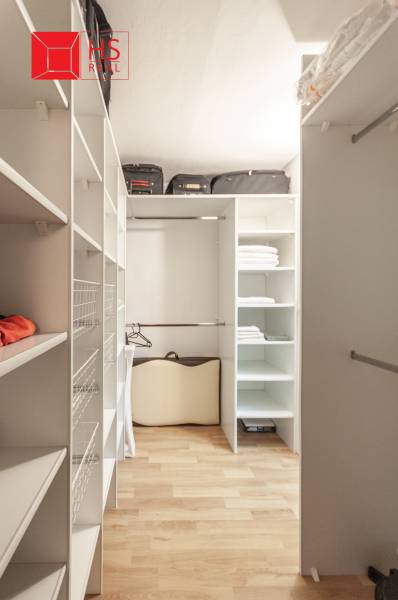 Predaj 3i bytu 84m2 - dva balkóny , Nábrežná v NZ - Šatník s regálmi a podlahou s dreveným dekorom v 3-izbovom byte.