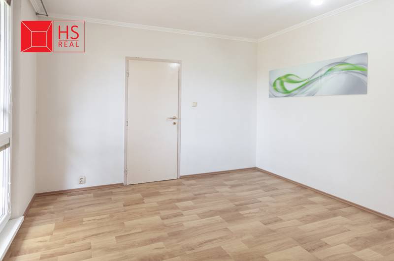 Predaj 3i bytu 84m2 - dva balkóny , Nábrežná v NZ - Prázdna miestnosť s dekoratívnym obrazom a podlahou s dreveným dekorom v 3-izbovom byte.