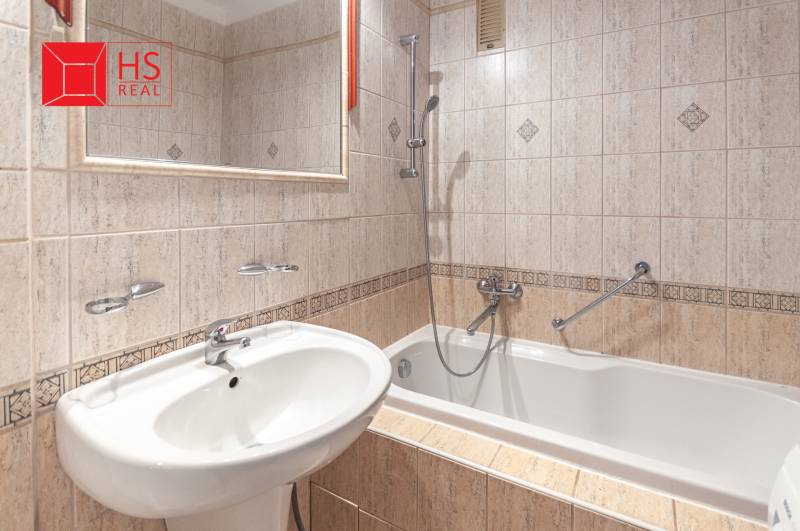 Predaj 3i bytu 84m2 - dva balkóny , Nábrežná v NZ - Kúpeľňa v 3-izbovom byte s vaňou, obkladačkami a umývadlom, doplnená zrkadlom.