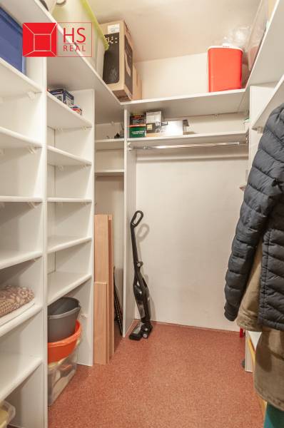 Predaj 3i bytu 84m2 - dva balkóny , Nábrežná v NZ - Šatník v 3-izbovom byte s policami a miestom na zavesenie odevov.