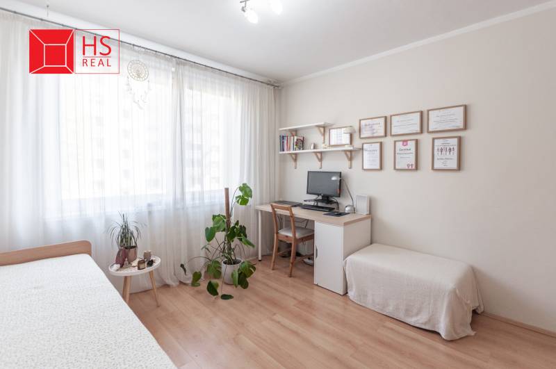 Predaj 3i bytu 84m2 - dva balkóny , Nábrežná v NZ - Pracovný kút s dreveným dekorom podlahy a nábytkom v 3-izbovom byte.