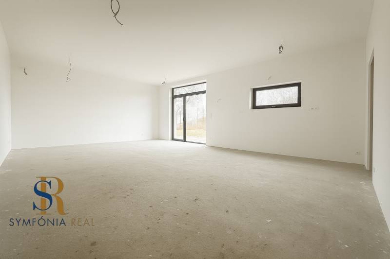 4-izbový rodinný dom Galanta – HODY - bez rezervačnej zálohy - Priestranná miestnosť v rodinnom dome s oknom a balkónovými dverami.