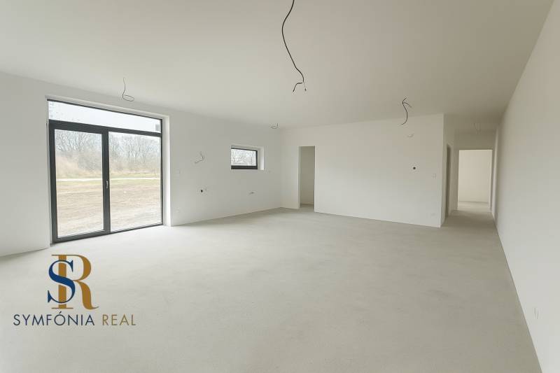 4-izbový rodinný dom Galanta – HODY - bez rezervačnej zálohy - Priestranná svetlá miestnosť s veľkým oknom v rodinnom dome.