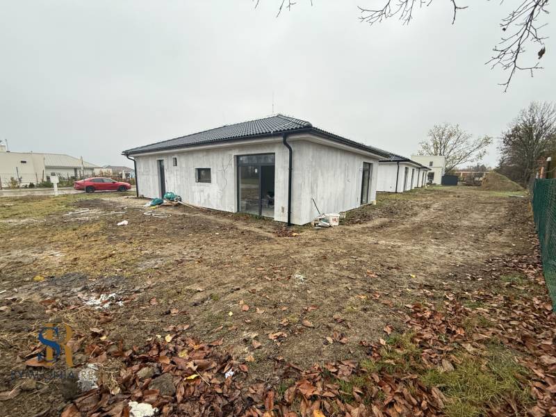 4-izbový rodinný dom Galanta – HODY - bez rezervačnej zálohy - Rodinný dom v Galante s bielou omietkou stojí na nezastavanom pozemku.