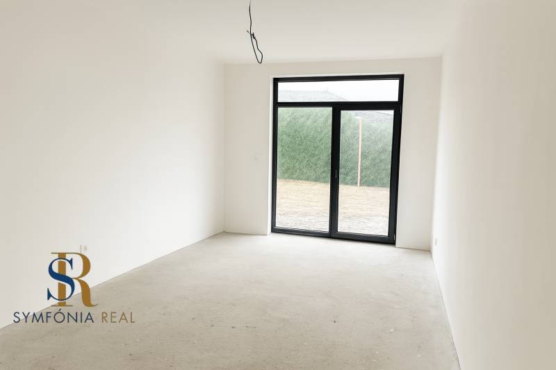 4-izbový rodinný dom Galanta – HODY - bez rezervačnej zálohy - Interiér rodinného domu s francúzskym oknom a bielymi stenami.