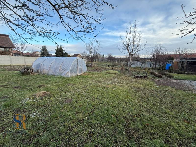 Pozemok na stavbu domu v Pate – 811 m² - bez rezervačnej zálohy - Záhrada v Pate s fóliovníkom a drevinami, vhodná pre pozemky - bývanie.