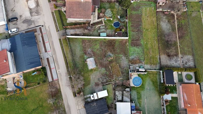 Pozemok na stavbu domu v Pate – 811 m² - bez rezervačnej zálohy - Letecký pohľad na pozemky na bývanie v obci Pata so záhradami a bazénom.