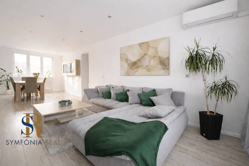 NOVINKA - Priestranných 74 m² v štýlovo zariadenom byte - Obývačka v 3-izbovom byte s podlahou s dreveným dekorom a pohodlným sedením.