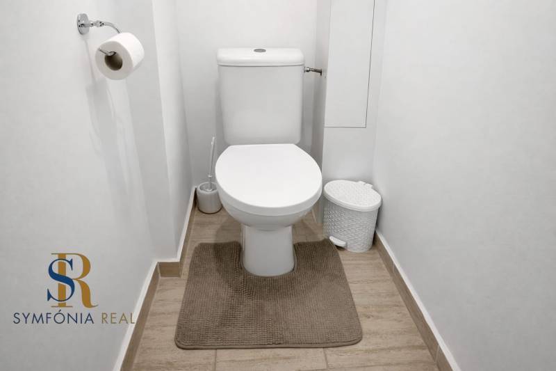 NOVINKA - Priestranných 74 m² v štýlovo zariadenom byte - Toaleta v 3-izbovom byte s podlahou s dreveným dekorom.