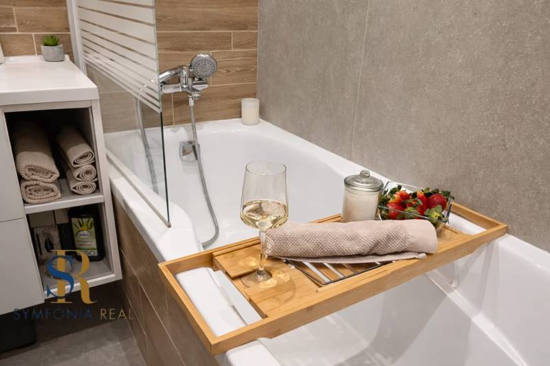 NOVINKA - Priestranných 74 m² v štýlovo zariadenom byte - Kúpeľňa v 3-izbovom byte s dekoratívnymi obkladmi a relaxačnými doplnkami.