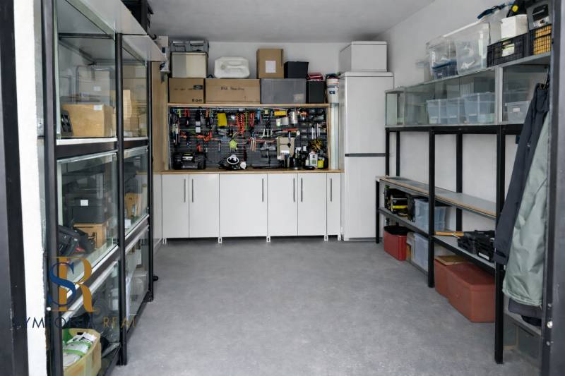 NOVINKA - Priestranných 74 m² v štýlovo zariadenom byte - Organizovaná dielňa v 3-izbovom byte so skriňami, nástrojmi a regálmi na skladovanie.