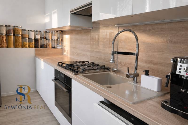 NOVINKA - Priestranných 74 m² v štýlovo zariadenom byte - Kuchyňa v 3-izbovom byte s podlahou s dreveným dekorom a praktickým usporiadaním.