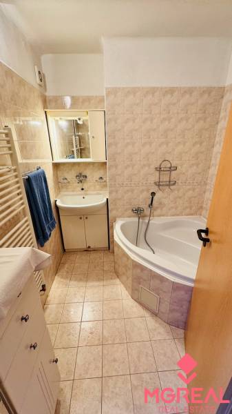 Na predaj 3 i  byt s loggiou aj terasou - Prievidza 75,24 m2 - Kúpeľňa 3-izbového bytu s vaňou, umývadlom a beige obkladmi.