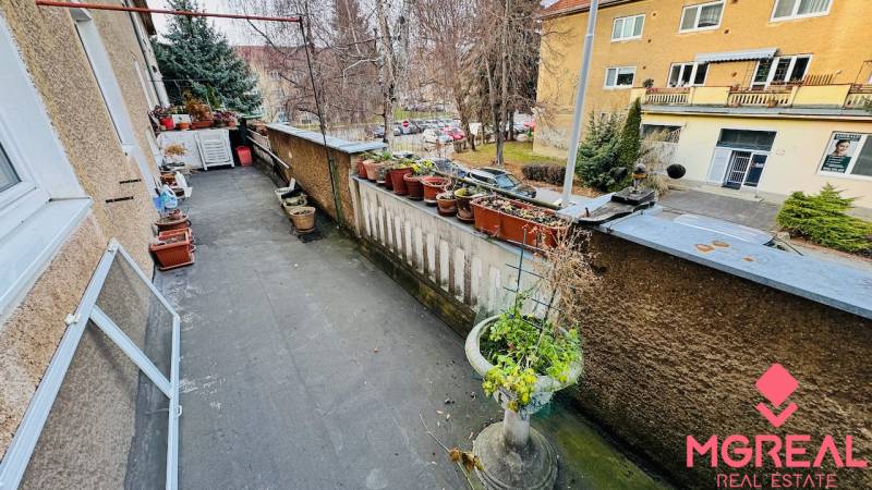 Na predaj 3 i  byt s loggiou aj terasou - Prievidza 75,24 m2 - Balkón s kvetináčmi a výhľadom na ulicu F. Madvu v Prievidzi ponúka pokojné prostredie.