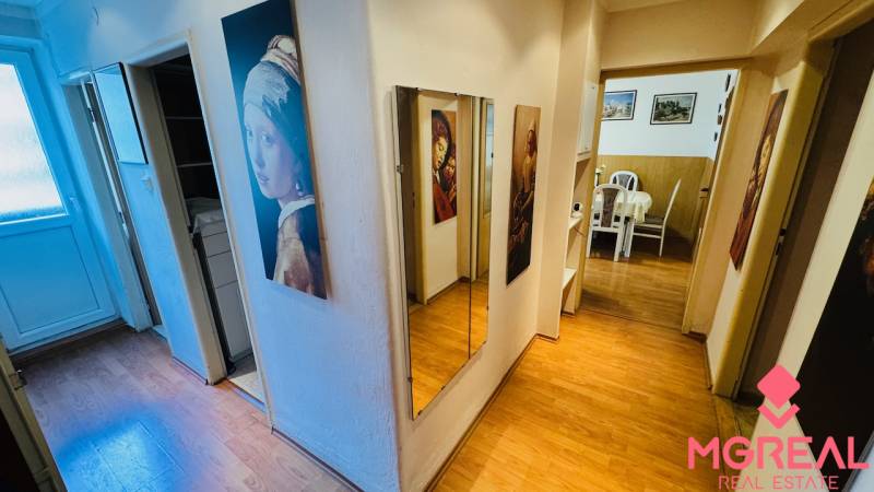 Na predaj 3 i  byt s loggiou aj terasou - Prievidza 75,24 m2 - Chodba so zrkadlom a podlahou s dreveným dekorom v 3-izbovom byte.