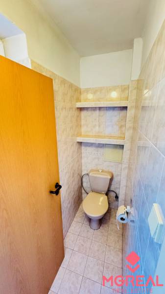 Na predaj 3 i  byt s loggiou aj terasou - Prievidza 75,24 m2 - Toaleta s keramickým obkladom a úložnými policami, súčasť 3-izbového bytu.