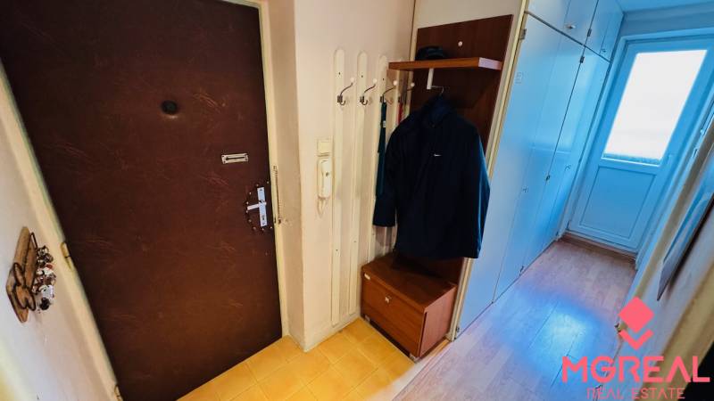 Na predaj 3 i  byt s loggiou aj terasou - Prievidza 75,24 m2 - Vstupná chodba s vešiakom, skrinkou a podlahou s dreveným dekorom v 3-izbovom byte.