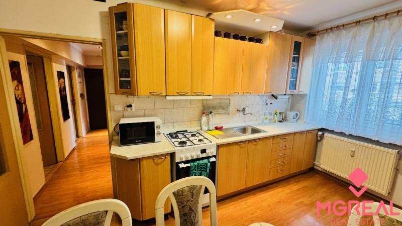 Na predaj 3 i  byt s loggiou aj terasou - Prievidza 75,24 m2 - Kuchyňa v 3-izbovom byte s linkou a podlahou s dreveným dekorom.