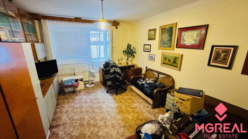 Na predaj 3 i  byt s loggiou aj terasou - Prievidza 75,24 m2 - Obývacia izba v 3-izbovom byte s dekoráciami, nábytkom a podlahou s dreveným dekorom.