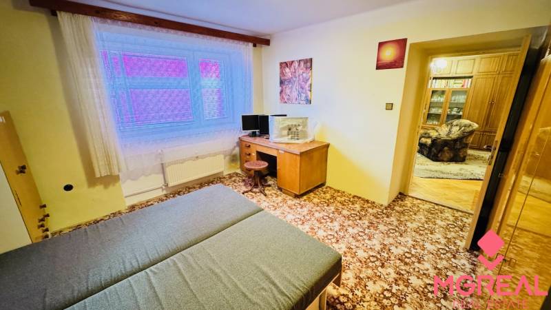 Na predaj 3 i  byt s loggiou aj terasou - Prievidza 75,24 m2 - Izba v 3-izbovom byte s kobercom, písacím stolom a posteľou.