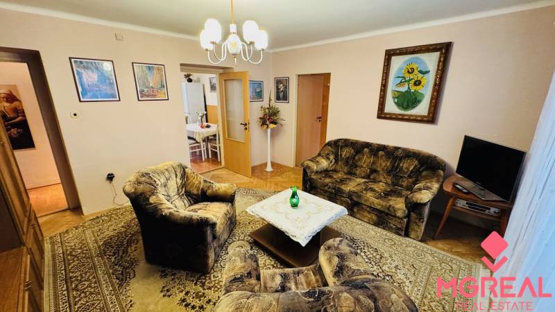 Na predaj 3 i  byt s loggiou aj terasou - Prievidza 75,24 m2 - Obývacia izba s kreslami, gaučom a kobercom v 3-izbovom byte.