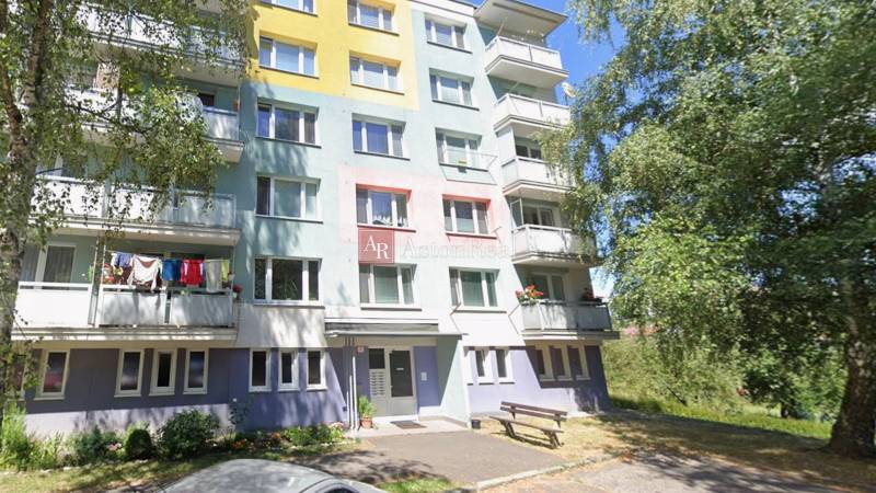 Kúpime  2izbový byt, Beskydská ul. 7,9,11, Banská Bystrica - Farebný bytový dom na Beskydskej 9 v Banskej Bystrici, obklopený zeleňou.