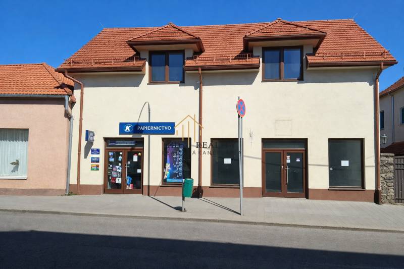 Prenájom, Obchodný priestor - výnimočná lokalita - Obchodné priestory na Obchodnej ulici v Krupine so šikmou strechou a výkladmi.