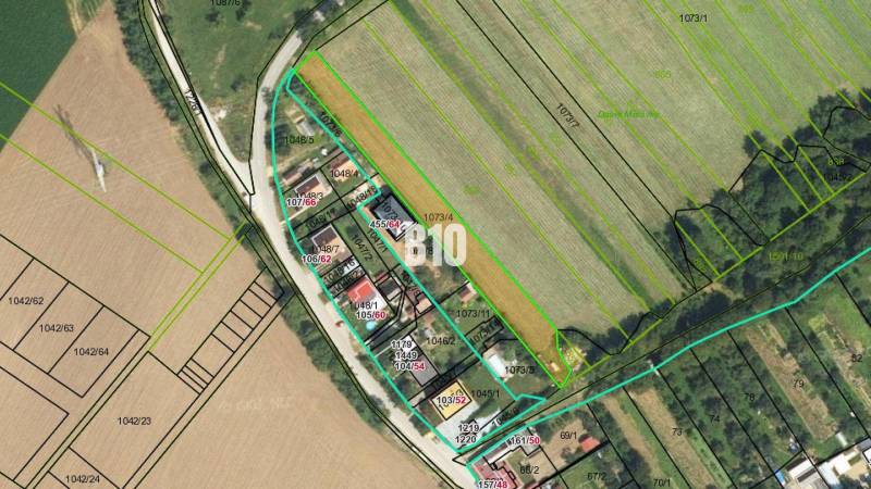 Investičný pozemok 2382m² s výhľadmi a potenciálom Lednické Rovne - Letecký pohľad na poľnohospodárske a lesné pozemky v Lednických Rovniach, s vyznačenými parcelami.
