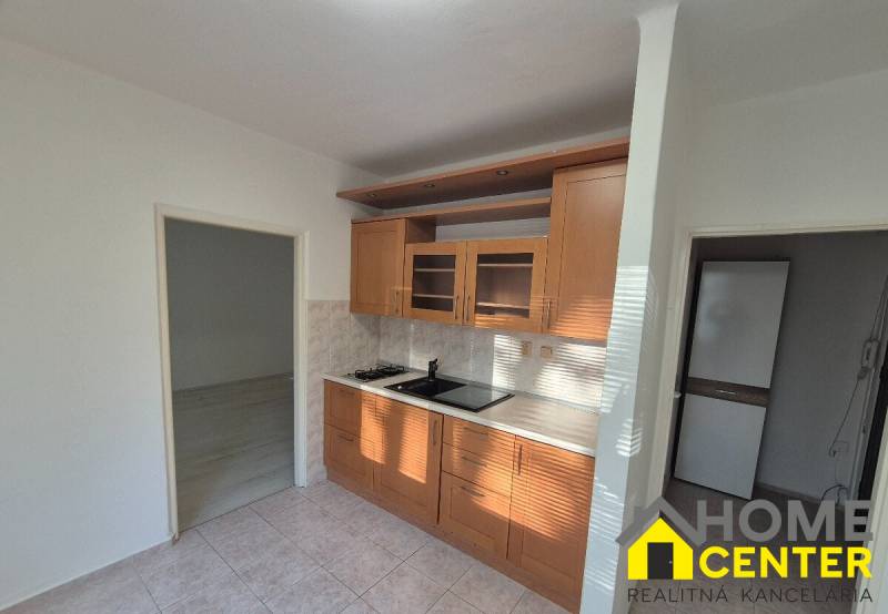 PREDAJ : 1 IZBOVÝ BYT, UL.JAZERNÁ, KOMÁRNO - Kuchynská linka s keramickým obkladom v 1-izbovom byte s podlahou s dreveným dekorom.