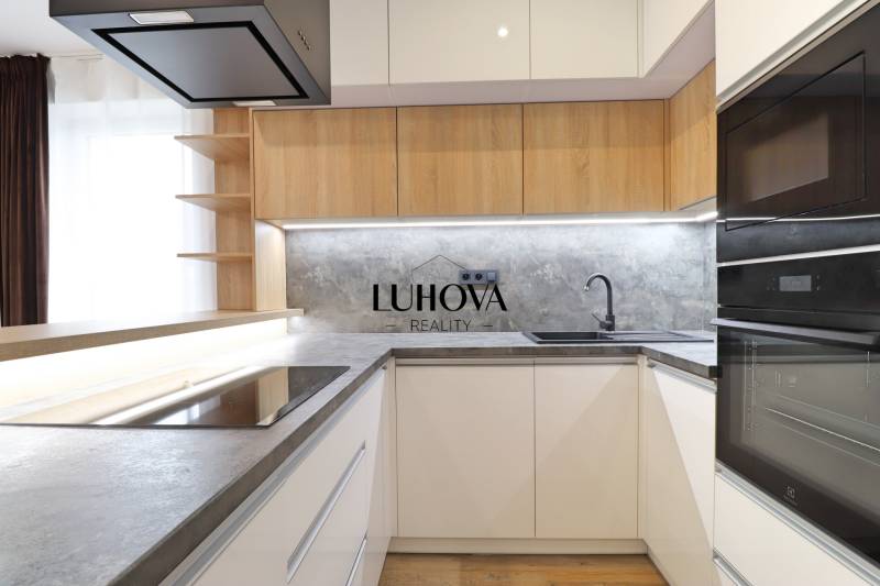 Na PRENÁJOM_v NOVOSTAVBE krásny 3-izbový byt s parkovacím státím - Kuchyňa s hladkými linkami a podlahou s dreveným dekorom v 3-izbovom byte.