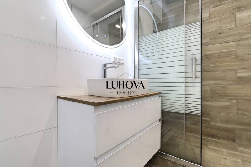 Na PRENÁJOM_v NOVOSTAVBE krásny 3-izbový byt s parkovacím státím - Kúpeľňa s umývadlom a sprchovým kútom v 3-izbovom byte, podlaha s dreveným dekorom.