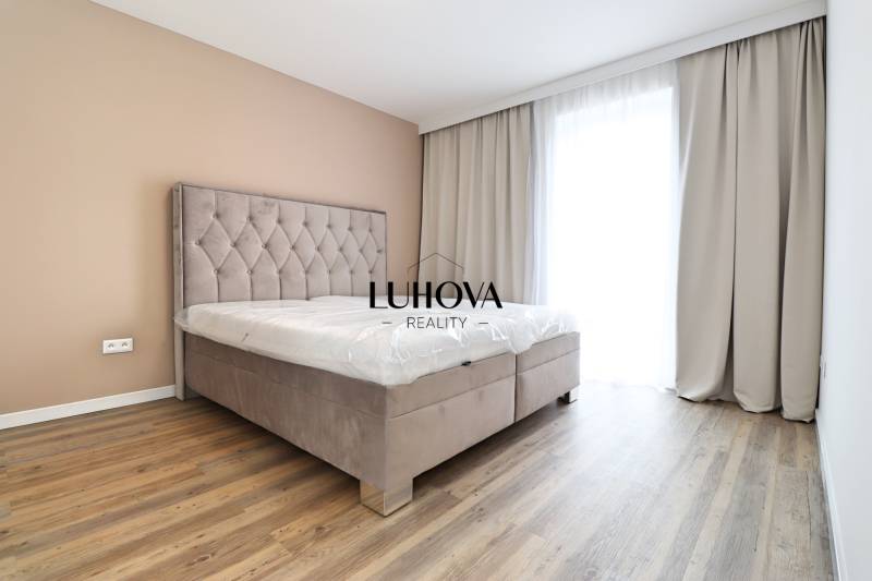 Na PRENÁJOM_v NOVOSTAVBE krásny 3-izbový byt s parkovacím státím - Spálňa s posteľou a podlahou s dreveným dekorom v 3-izbovom byte.